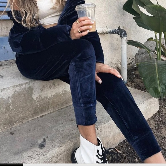 Fabletics Luxe Navy Velour joggers - Picture 2 of 7